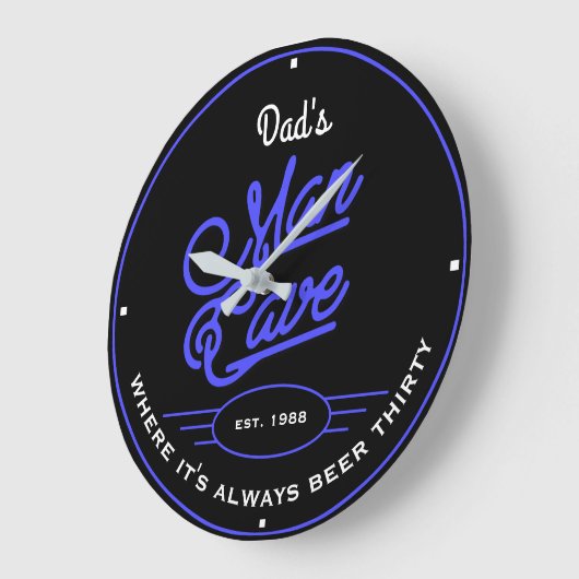 パパまたは任意の名前マンケーブレトロブルーとスローガン ラージ壁時計 (傾斜)