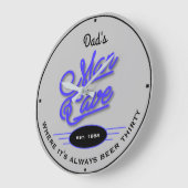 パパまたは任意の名前マンケーブレトロブルーグレイおもしろい ラージ壁時計 (傾斜)