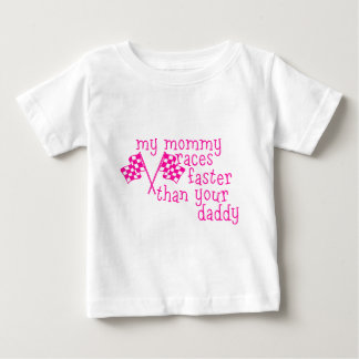 パパよりもママのほうが速く走れる ベビーTシャツ