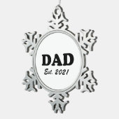 パパカスタムの確立日が可愛いパーソナライズされた スノーフレークピューターオーナメント (右)