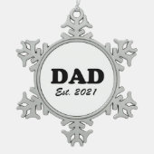 パパカスタムの確立日が可愛いパーソナライズされた スノーフレークピューターオーナメント (正面)