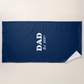 パパカスタム設立日ネイビーブルーモダンホワイト ビーチタオル (正面)