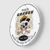 パパガレージノーオート古いスカルレンチズホワイトBl ラージ壁時計 (傾斜)