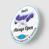 パパガレージブルーネオンルックデートネームホワイト ラウンド壁時計 (傾斜)