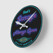 パパガレージブルーネオン任意の日付任意の名前 – ラウンド壁時計 (傾斜)