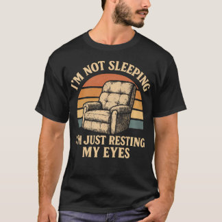 パパチェアリクライナー 楽しい昼寝 ただ目を休めているだけ Tシャツ