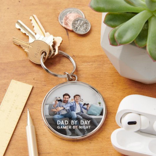 パパバイデイゲーマーバイナイトソンアンドパパ父の日 キーホルダー (デスク)