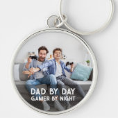 パパバイデイゲーマーバイナイトソンアンドパパ父の日 キーホルダー (正面)