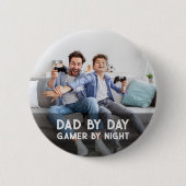 パパバイデイゲーマーバイナイトソンアンドパパ父の日 缶バッジ (正面)