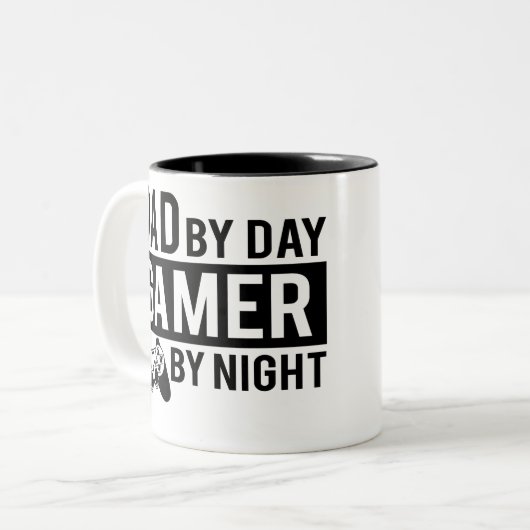 パパバイデイゲーマーバイナイトファーザーデイパパギフト ツートーンマグカップ (正面左)