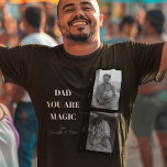 'パパパーソナライズされたあなたは魔法'二人の父親の写真 Tシャツ<br><div class="desc">祝魔法の男のTシパーソナライズされたャツで父親の魔法をパパ!このユニークデザインは黒い背景とスタイリッシュ2人の父親の愛着ある写真、そして心の底から感じた「パパよ魔法だ」というメッセージを持つ。 あなたの子供の名前とカスタマイズそれによる特別なtouchを追加する。柔ら高品質かな綿で作られたTシャツは、毎日の衣服に最適で、父の日や誕生日、特別な機会に思いやりある贈り物をする。心地よいと感傷性を兼ね備えたシャツで愛と感謝を表す。</div>