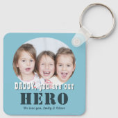 パパモダンお前はヒーロー写真父の日だ キーホルダー (裏面)