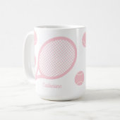 パパーソナライズされたステルモダンピンクテニスボールラケット コーヒーマグカップ (正面左)