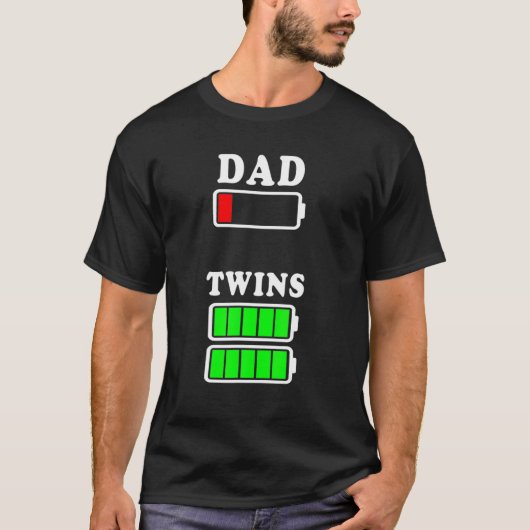 パパ低電池双生児フルチャージおもしろいファーザーDa Tシャツ (正面)