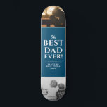 パパ最高のEver Blue Father's Day 2 Photo Collage スケートボード<br><div class="desc">最高のモダンパパEver Blue Father's Day 2 Photo Collageスケートボード名トレンディーの白いタイポグラフィが濃い青の背景にある。甘いメお気に入りのッセージに2枚の写真と名前を追加。このモダンパパのスケートボードは、父の日、誕生日やクリスマスの新しい父親のための完璧な贈り物と甘い記念カスタム品。</div>