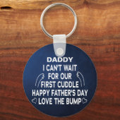 パパ私は私たちの最初のカドルKeychainを待つことができない キーホルダー (正面)