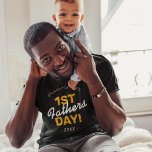 パパ第1親父の日Tシャツ Tシャツ<br><div class="desc">この父の日与え、あなたの夫は彼が決して無いギフトを持っている忘れ – 彼の名前を特徴とするパパのTシャツ、ことわざの"第1父の日"、そして年。彼を愛し、感謝する気持ちを彼に示してくれる贈り物だ。Tシ最高のャツの部分は、父親と子供の間の特別な絆を強化することだ。</div>