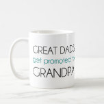 パパ素晴らしがおじいちゃんに昇進 コーヒーマグカップ<br><div class="desc">おじ素晴らしいちゃんやおじいちゃんに贈り物やTシャツや、孫を知らせる親や母親に期待するもの！ お孫さんと遺伝子組み換えおめでとうございます。</div>