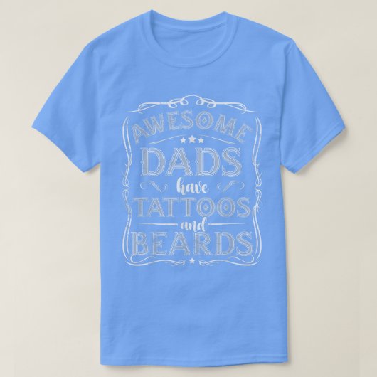 パパ素晴らしはタトゥーとヒゲの父の日を持っている Tシャツ (デザイン正面)