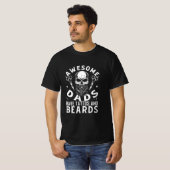 パパ素晴らしはタトゥーとヒゲを持っている Tシャツ (正面フル)