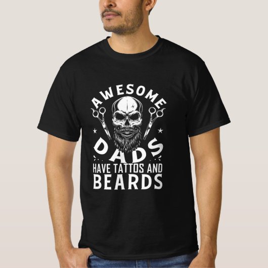 パパ素晴らしはタトゥーとヒゲを持っている Tシャツ (正面)