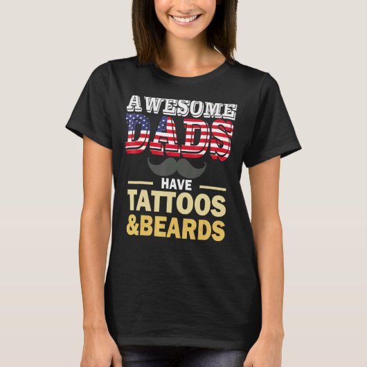 パパ素晴らしはタトゥーとヒゲ1を持つ Tシャツ (正面)