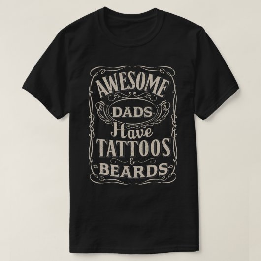 パパ素晴らしはタトゥーとBeards Daddy Giftを持っている Tシャツ (デザイン正面)