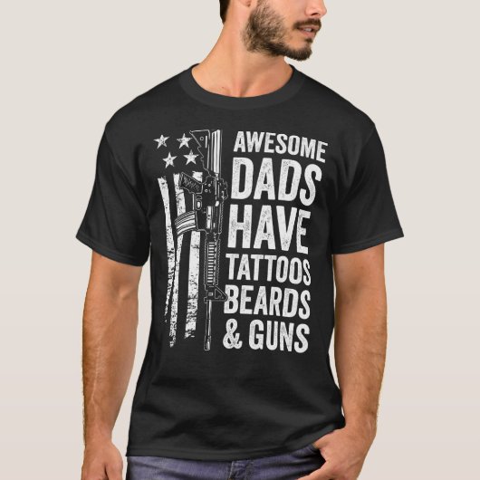 パパ素晴らしはタトゥーのベーアード&ガンを持っている – 父親 Tシャツ (正面)
