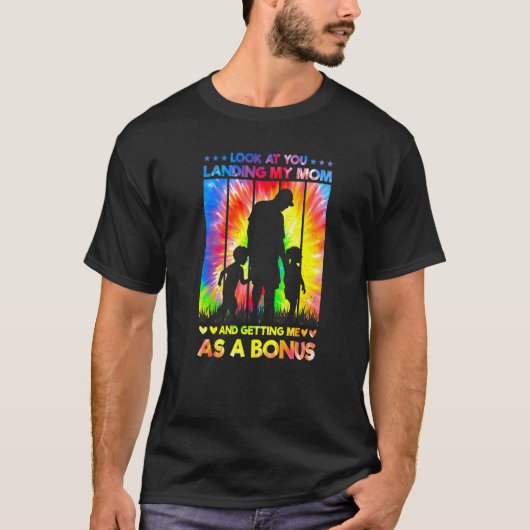 パパ見て母が私をボンとして取得する着陸 Tシャツ (正面)