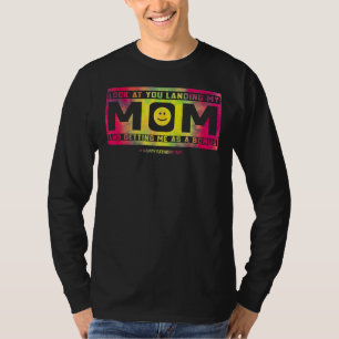パパ見て母が私をボンとして取得する着陸 Tシャツ