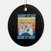 パパ贈与 Daddy By Day Gamer By Night セラミックオーナメント (左)