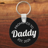 パパEstに昇格。2026I キーホルダー (裏面)