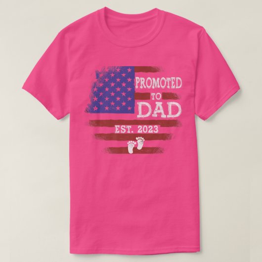 パパEst 2023アメリカ国旗の妊娠に昇格 Tシャツ (デザイン正面)