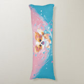 パピよくはしゃぐロンのアップ:ピンクとブルーのスプラッシュ ボディピロー (正面縦)