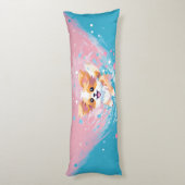 パピよくはしゃぐロンのアップ:ピンクとブルーのスプラッシュ ボディピロー (裏面 (縦))