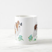 パピヨン犬と蝶の目へ コーヒーマグカップ (中央)