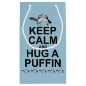 パフ保ィン抱き枕を抱きしめて静かにする スモールペーパーバッグ (裏面)