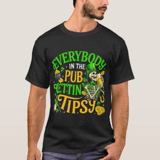 パブで酔っ払う人たち セントパトリックの日 Tシャツ