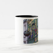 パブ、ディングル、ディングル半島、カウンティ·ケリー。 ツートーンマグカップ (中央)