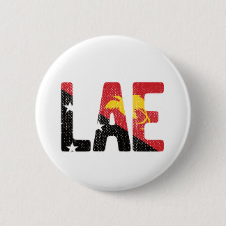 パプアニューギニア国旗を掲げる 缶バッジ