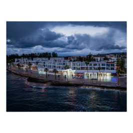 パホスの海辺のドローンの夜景 ポスター