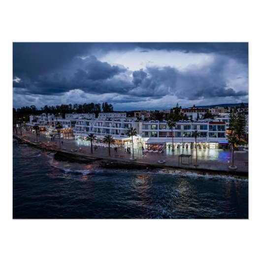 パホスの海辺のドローンの夜景 ポスター (正面)