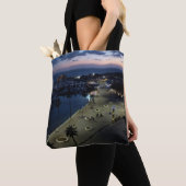 パホス城と夜の港,キプロス トートバッグ (クローズアップ)