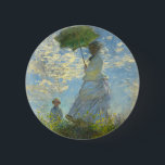 パラソルのあるモネの女性 缶バッジ<br><div class="desc">クロード・モネの妻カミーユがパラソルを持ち、彼らの息子ジャンが夏の日の風に乗って緑の野原を散歩する家族のボタンで吹す鮮やか。印象派素晴らしや芸術のファンのためのモネフランスのット贈り物。</div>