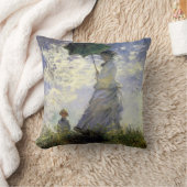 パラソルを持つ女性～彼女の息子とマダム・モネ クッション (ブランケット)