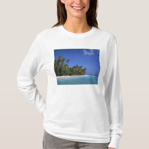 パラダイスのヤシの木のあるビーチ マルディブ Tシャツ