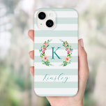 パラダイスフローラとミントストライプーズモノグラム Case-Mate iPhone 14ケース<br><div class="desc">このおもしろいトレンディーデザインは、カラフルフローラリースとミントストライプのおよび白の背景を備えている。名前とモノグラムまたは他のデザインで文字をパーソナライズ。デザインツールを使用して、任意の背景色を選択したり、文字のフォントと色を編集したり、独自の写真をアップロードして電話ケースを作モノグラムの成したりすユニークる。</div>