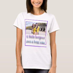 パリでエミリーをする Tシャツ
