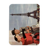 パリのエッフェル塔を訪れるビンテージの観光客 マグネット (縦)