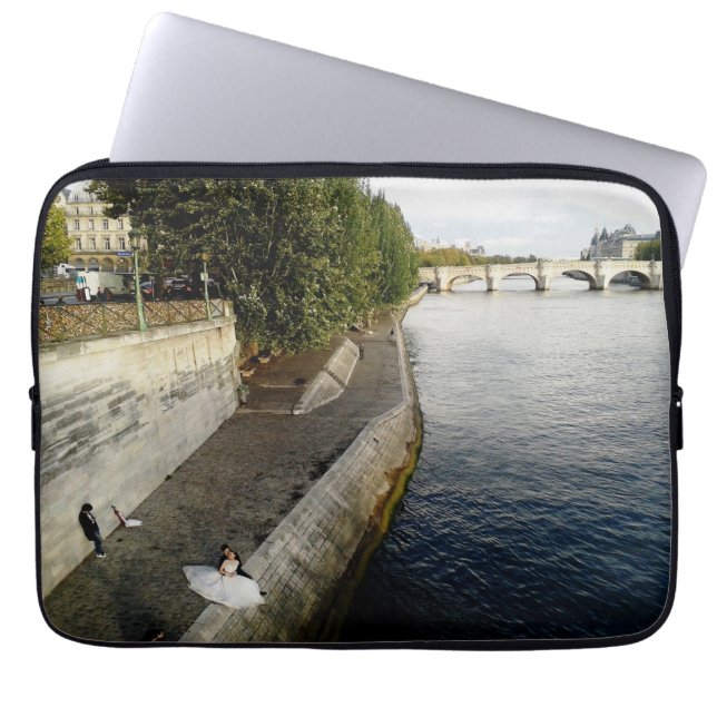 パリのカップル ラップトップスリーブ (正面)